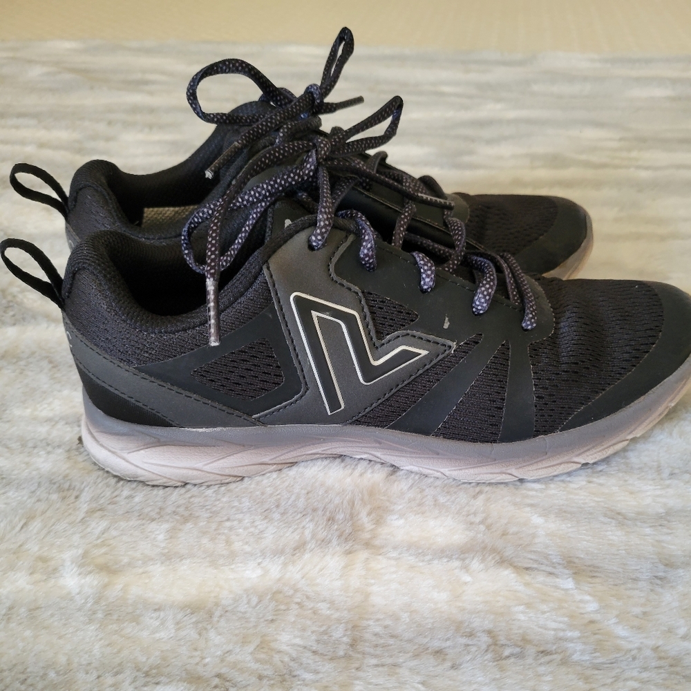 Vionic tennis shoes size 7.5